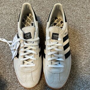 Handball Spezial Aluminum Black Gum